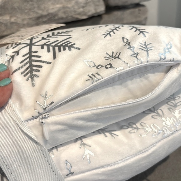 Throw By Marlo Lorenzo,2 duck feather filled,zipper,velvet,metallic snowflake - Picture 10 of 10